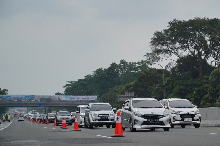 Pemberlakuan rekayasa lalu lintas (lalin) one way dari KM 72 Cikampek (Jalan Tol Cipali) sampai dengan KM 414 Gerbang Tol (GT) Kalikangkung Jalan Tol Batang-Semarang.