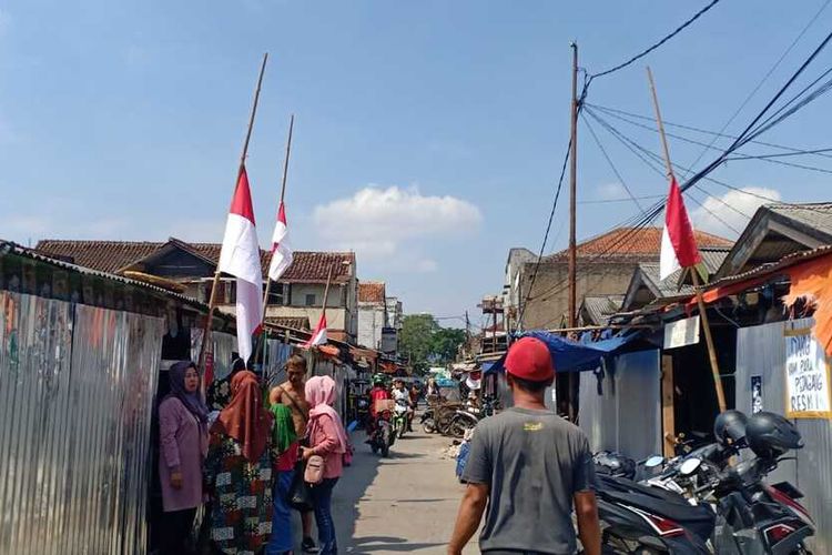 Kondisi Pasar Banjaran, Kabupaten Bandung, Jawa Barat yang sudah ditutupi oleh pagar seng sejak Ssnin lalu. Meski begitu pada Kamis (8/6/2023) para pedagang yang menolak relokasi masih tetap bertahan dan berjualan.