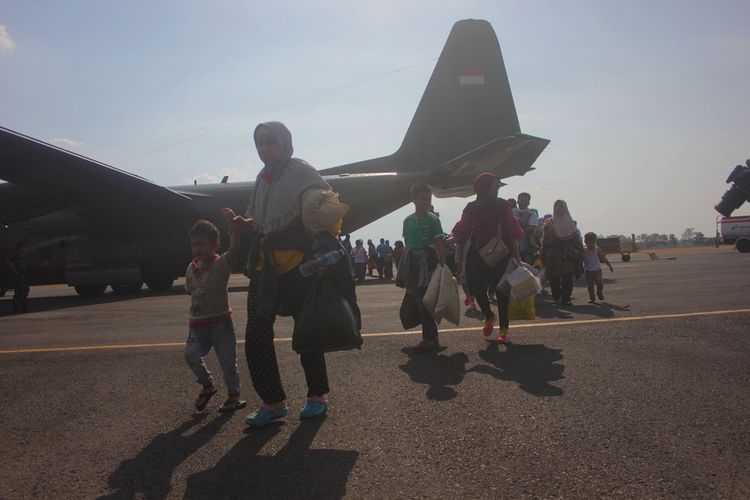 Pengungsi  kerusuhan Wamena yang diangkut pesawat Hercules TNI AU saat turun di Lanud Iswahyudi. 