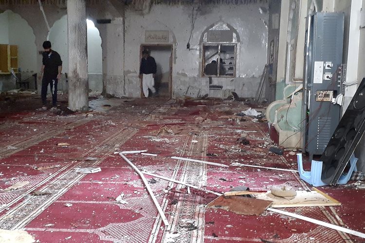 Para relawan mengamati lokasi ledakan di dalam masjid di Peshawar, Pakistan, Jumat (4/3/2022). Ledakan di masjid Pakistan ini menewaskan sekitar 30 orang dan membuat 56 korban lainnya luka-luka.