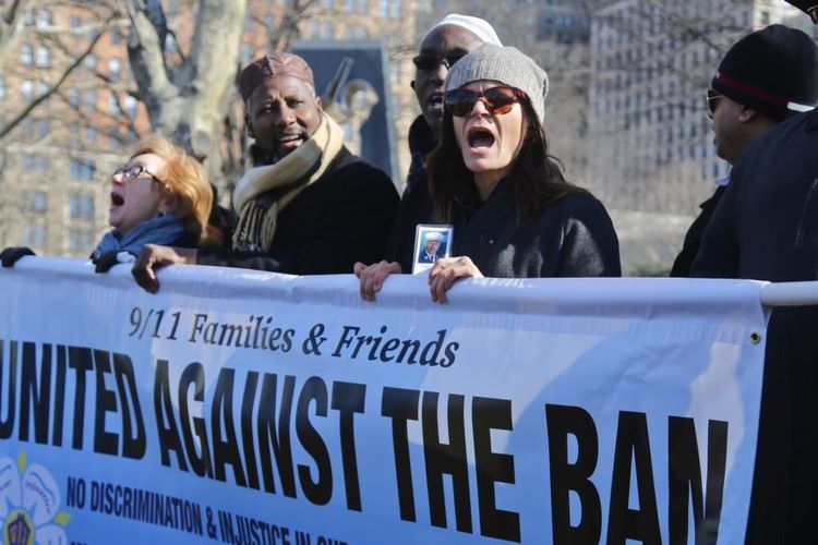 Kelompok keluarga dan pendukung korban serangan teroris 11 September 2001 memprotes larangan migrasi oleh Presiden AS Donald Trump, di New York, 16 Febaruari 2017.