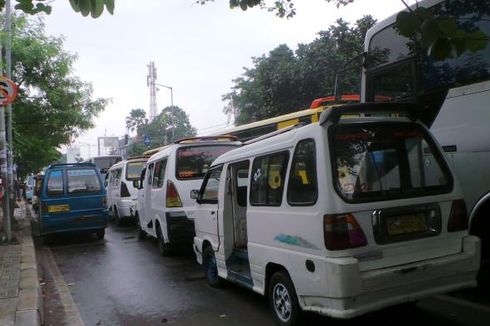 Demo Sopir Angkot di Terminal Lebak Bulus, Arus Lalu Lintas Macet Parah