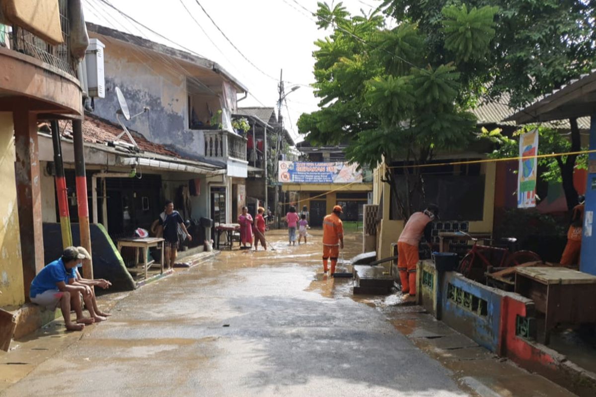 Banjir di kawasan Rawajati, Pancoran, Jakarta Selatan di sebagian titik pada Selasa (9/2/2021) siang.