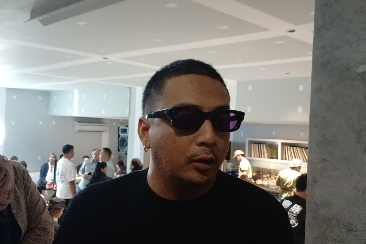 Sal Priadi Rilis MV 'Ada Titik-titik di Ujung Doa' Usai Viral