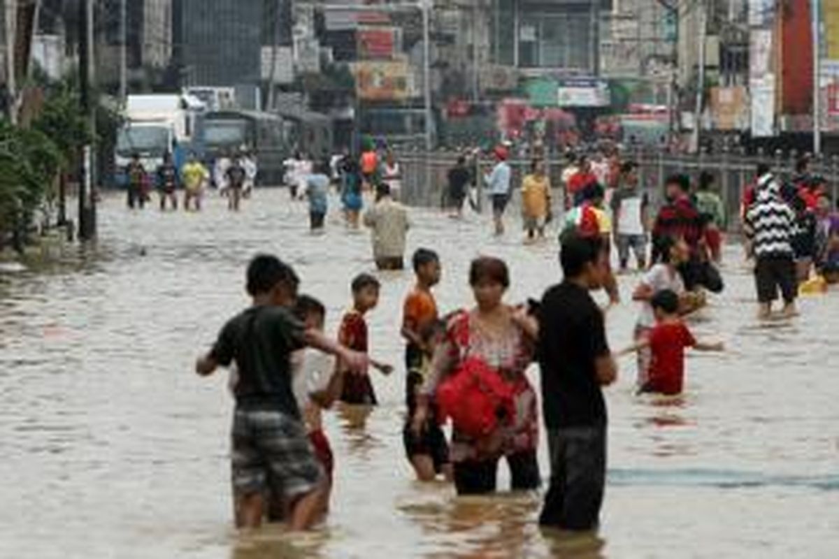 Jalan Jatinegara, Jakarta Timur, yang menuju ke Matraman terputus tidak dapat dilalui kendaraan bermotor akibat banjir, Senin (13/1/2014). Sejumlah wilayah di Jakarta terendam banjir akibat curah hujan yang tinggi dan air kiriman dari Bogor. TRIBUNNEWS/HERUDIN