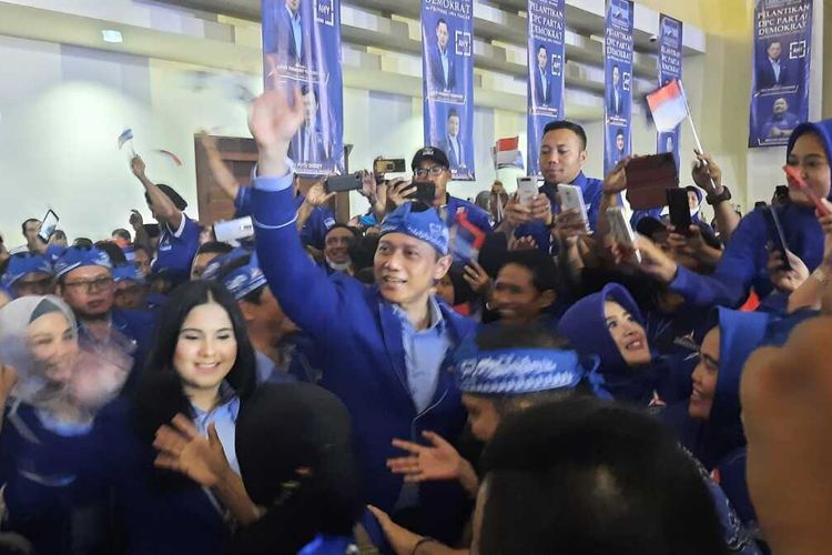 Ketua Umum DPP Partai Demokrat Agus Harimurti Yudhoyono (AHY) disela melantik 35 ketua dan pengurus DPC Partai Demokrat se-Jawa Tengah di Hotel Artos Magelang, Jawa Tengah, Senin (3/10/2022) sore