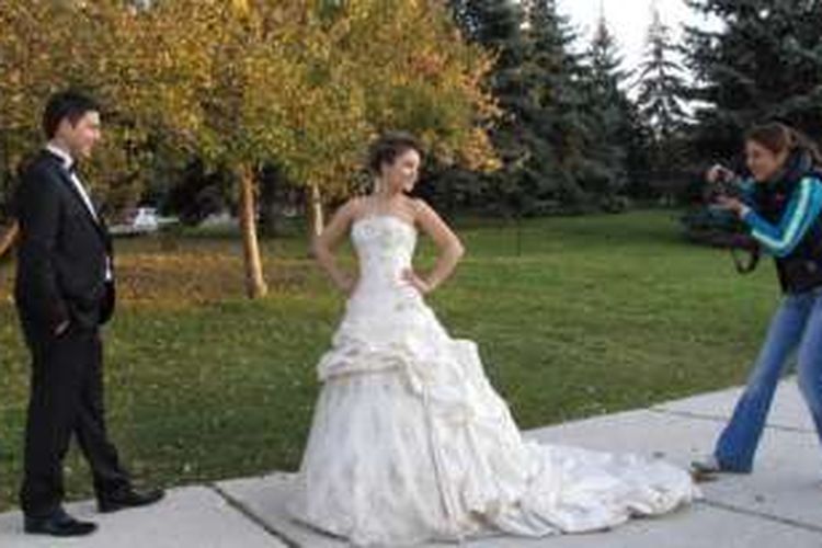 Sepasang pengantin tengah berpose untuk pemotretan di sebuah taman di kota Ankara, Turki.