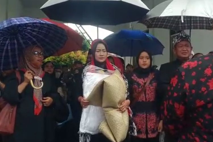 Dengan membawa bantal dan tikar, Idza Priyanti boyongan dari Pendopo Brebes menuju rumah pribadinya setelah masa jabatannya sebagai Bupati Brebes 10 tahun berakhir pada 4 Desember 2022, Jumat (2/12/2022)