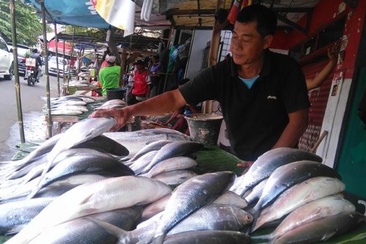 Lapak pedagang ikan bandeng di Jalan Sulaima, Rawa Belong, Jakarta Barat. Pasar ini adalah pasar musiman yang ada jelang imlek. Gambar diambil Rabu (25/1/2017).
