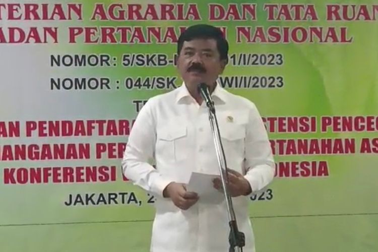 Menteri Agraria dan Tata Ruang/Kepala Badan Pertanahan Nasional (ATR/BPN) Hadi Tjahjanto dalam pidatonya dalam acara penandatanganan nota kesepahaman dengan Konferensi Waligereja Indonesia (KWI) di Jakarta, Selasa (24/1/2022).