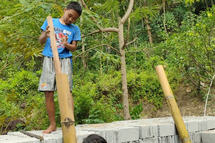 Bocah-bocah sebaya membuat meriam udara yang mereka sebut sebagai “long pring” di Kalurahan Sidomulyo, Kapanewon Pengasih, Kabupaten Kulon Progo, Daerah Istimewa Yogyakarta. Mereka mencari bambu sepelukan di bukit-bukit, membawanya pulang, lalu membuat long pring ini.