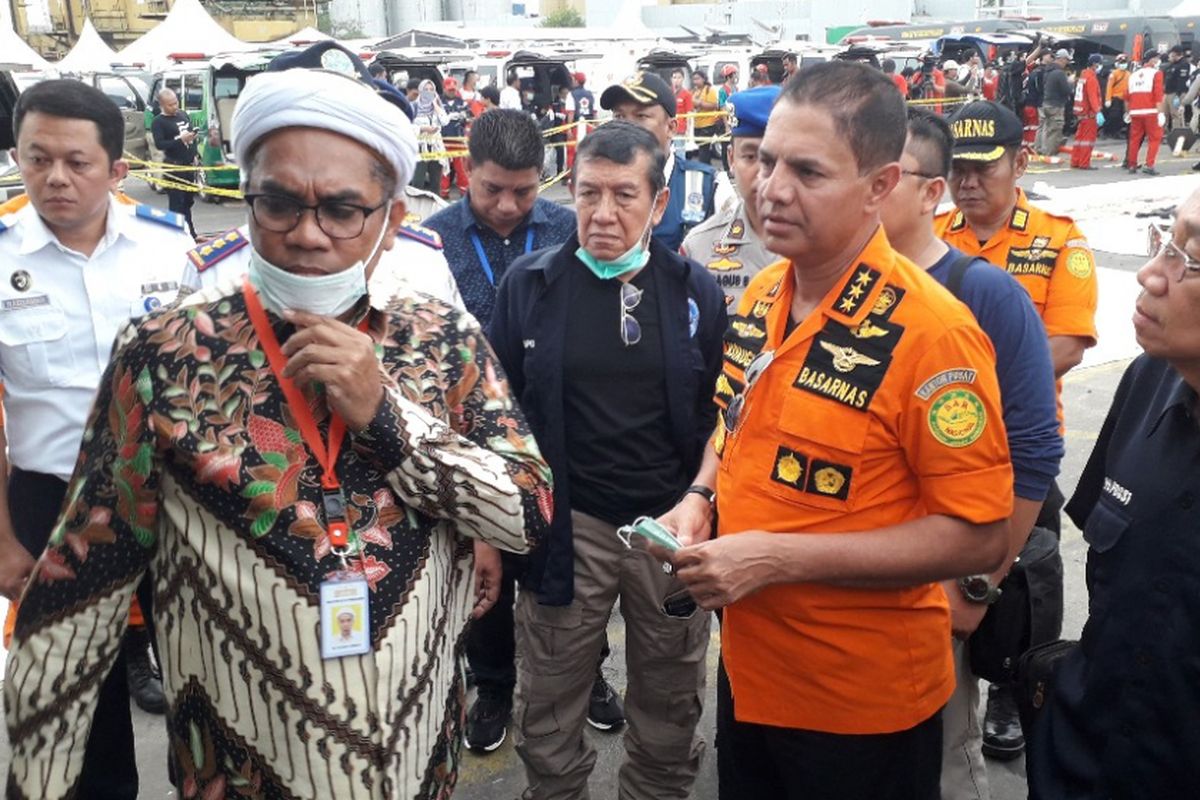 Tenaga Ahli Kedeputian IV Kantor Staf Kepresidenan Ali Mochtar Ngabalin berbincang dengan Kepala Badan SAR Nasional Marsekal Madya M Syaugi di Dermaga JICT 2 Pelabuhan Tanjung Priok, Senin (5/11/2018).