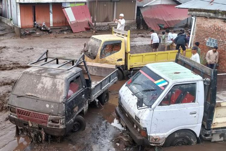 Sejumlah warga menyaksikan kondisi mobil truk yang terdampak banjir lahar dingin di Nagari Bukik Batabuah, Kecamatan Canduang, Agam, Sumatera Barat, Jumat (5/4/2024)
