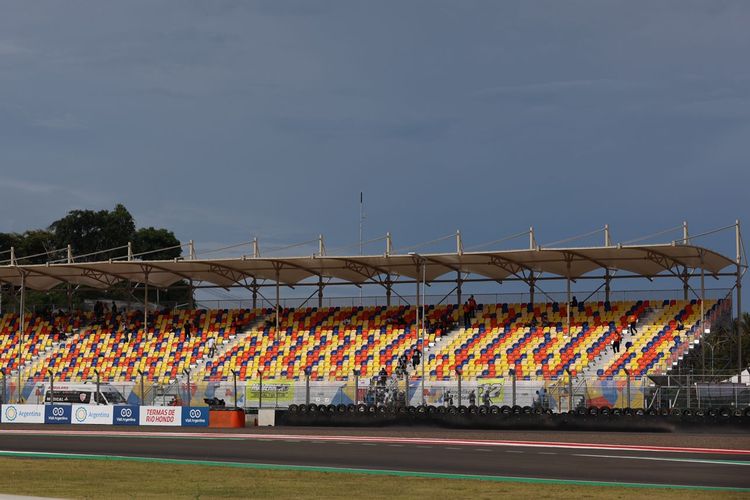 Grandstand di Zona K yang di-booking oleh fans club Maverick Vinales pada Pertamina Mandalika International Street Circuit