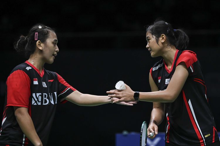 Pebulutangkis ganda putri Indonesia Febriana Dwipuji Kusuma (kiri) yang berpasangan dengan Amalia Cahaya Pratiwi (kanan) saat melawan pebulu tangkis tunggal putri Cina Chen Qing Chen dan Jia Yi Fan dalam pertandingan babak perempat final Piala Uber 2022 di Impact Arena, Bangkok, Thailand, Kamis (12/5/2022). Febriana/Amalia kalah dengan skor 19-21 dan 16-21.