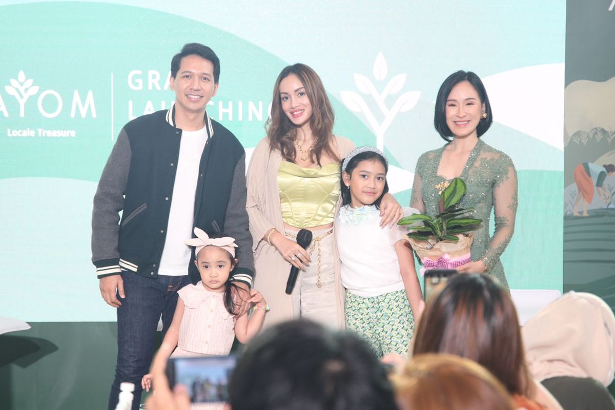 Astrid Satwika bersama keluarga setelah memberikan testimoni terhadap produk AYOM, Kamis (8/9/22), 