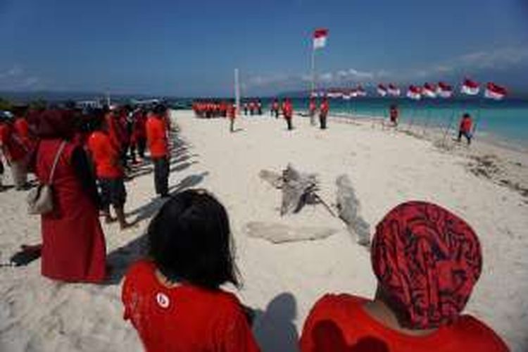 Nelayan dan relawan menggelar upacara di Pulau Tabuhan, salah sati destinasi wisata di Banyuwangi Rabu (17/8/2016)