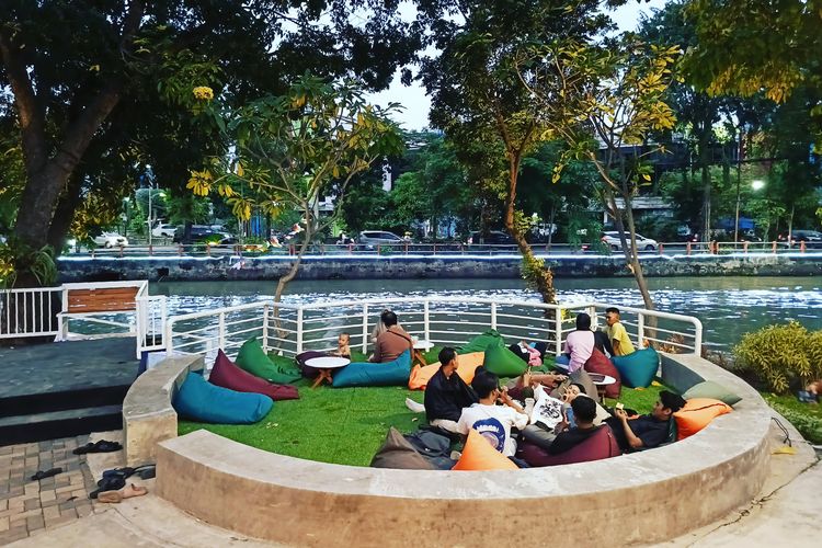 Suasana sore hari Halaman 78 salah satu cafe yang berada di antara Museum Pendidikan dan Taman Ekspresi dengan pemandangan sungai Kalimas Surabaya.