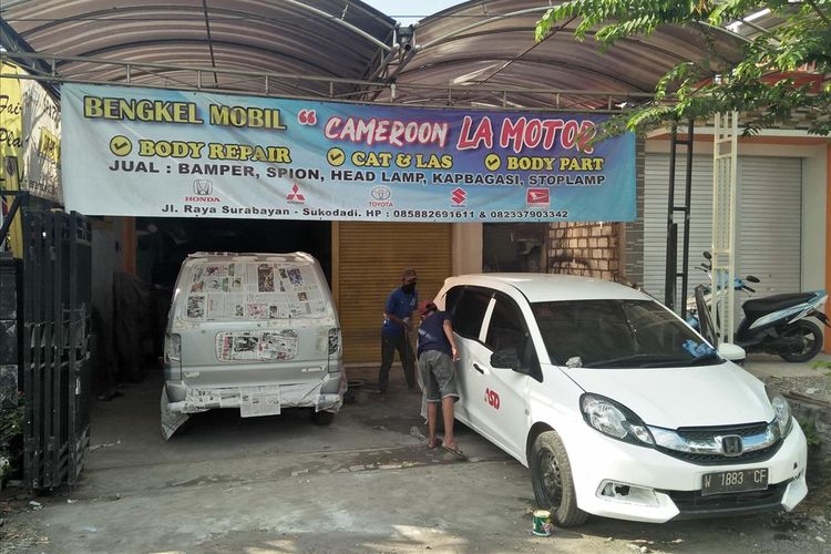Bengkel mobil Cameroon LA Motor, usaha sampingan Sunarto yang masih bertahan hingga kini.