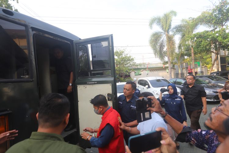 Kepala Desa Gemenggeng, BPS (35), diamankan untuk selanjutnya ditahan di Rutan Kelas IIB Nganjuk, Kamis (16/11/2023). Doc: Kejari Nganjuk