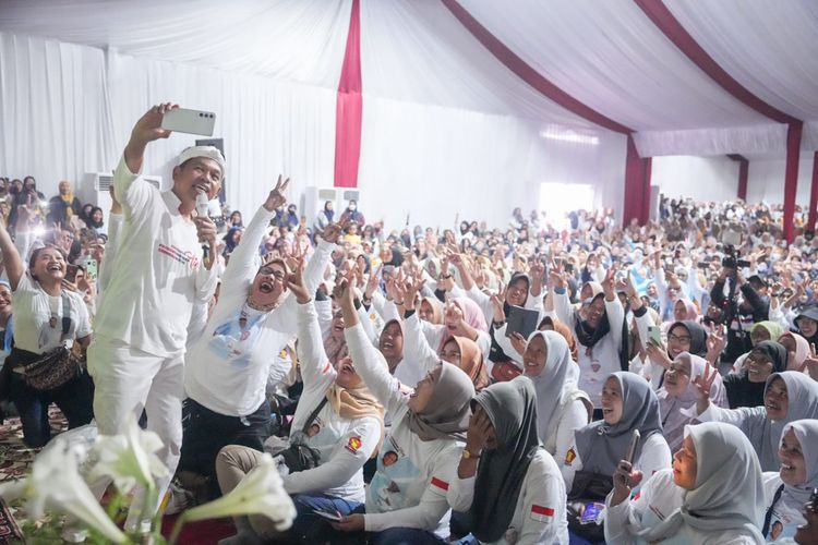 Dedi Mulyadi saat bertemu ribuan ibu-ibu asal Kabupaten Kuningan, Jawa Barat, di Lembur Pakuan Subang, Jawa Barat, Selasa (6/2/2024).