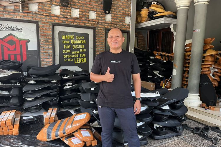 Muammar Zamzami, pemilik bengkel spesialis jok motor PM Auto di Jakarta Timur.
