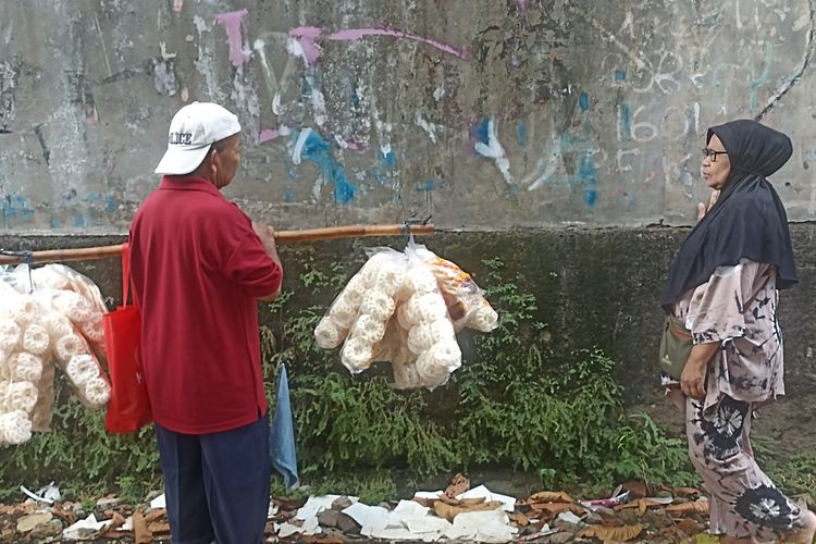 tingginya biaya hidup di Jakarta membuat sejumlah pekerja seperti pedagang keliling harus memutar otak agar tetap bisa makan, membayar kontrakan, dan mengirim uang untuk keluarga di kampung halaman.