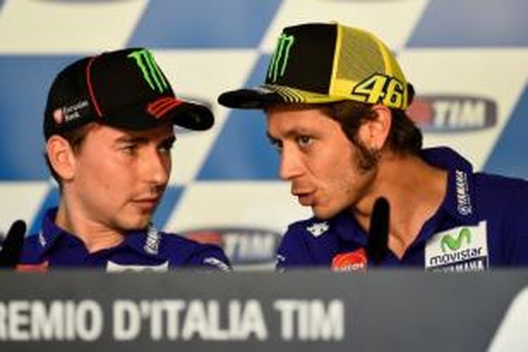 Pebalap Movistar Yamaha, Jorge Lorenzo (kiri) dan Valentino Rossi, berbicara saat jumpa pers jelang GP Italia di Sirkuit Mugello, Kamis (28/5/2015).