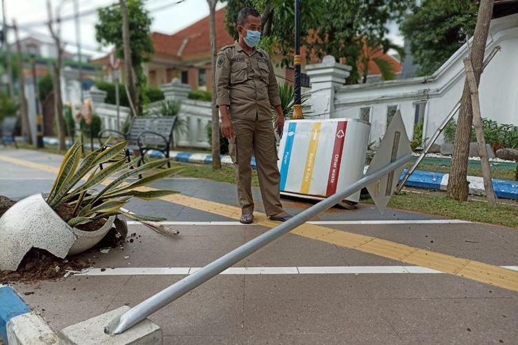 Fasilitas umum di trotoar depan Kantor Pemkab Jombang, Jawa Timur, dirusak pria tak dikenal, Sabtu (26/2/2022).