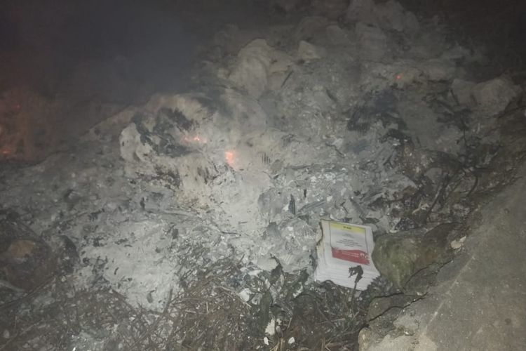 Ribuan surat suara pemilu 2019 di Desa Wduar, Kecamatan Kei Besar Selatan, Kabupaten Maluku Tenggara tampak berserakan di jalan kemudian dibakar, Jumat malam (19/4/2019)