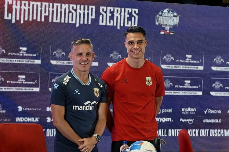Pelatih Timnas Indonesia, John Herdman, dan sang pemain, Joey Pelupessy, kala berbicara dalam konferensi pers jelang laga melawan Mozambik, di Stadion Utama Gelora Bung Karno, Senin (8/6/2026).