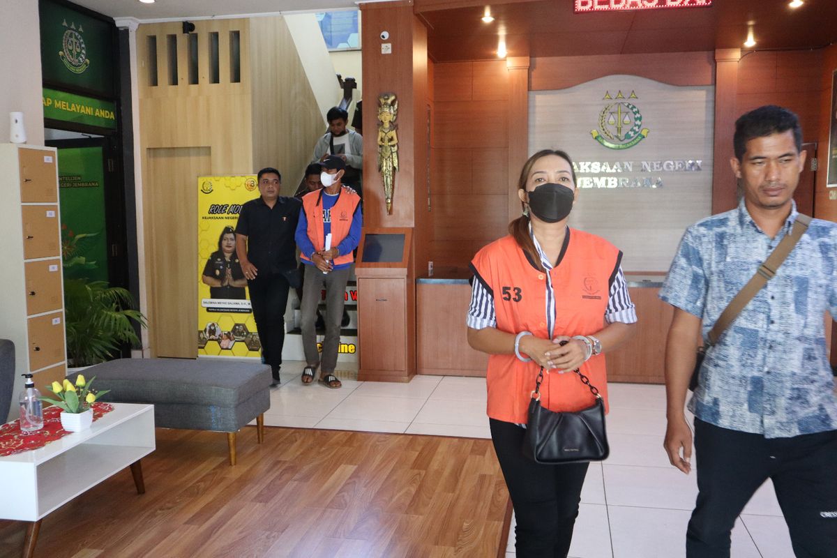 Kejari Jembrana menahan tersangka baru kasus korupsi pengadaan hiasan kerbau pacu, Kamis (25/5/2023).