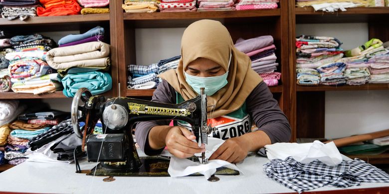 Produksi pembuatan masker kain di kediaman Walikota Bogor, Bima Arya Sugiarto di Bogor, Senin (6/4/2020). Yane Ardian, istri Walikota Bogor, Bima Arya Sugiarto menggagas kampanye Gerakan Sejuta Masker Kain Kota Bogor yang melibatkan warga untuk dibagikan gratis dalam rangka mencegah penyebaran virus Covid-19.