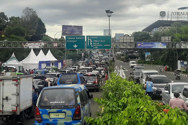 PADAT: Situasi arus lalu lintas kendaraan mengalami kepadatan dari arah Jakarta menuju Puncak Bogor di Exit GT Ciawi, Simpang Gadog, Sabtu (28/12/2024).