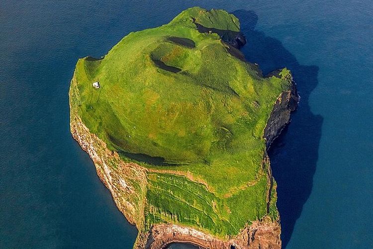 Tampak dari atas The loneliest house in the world atau ?rumah paling sepi di dunia? terletak di Pulau Ellidaey, Islandia