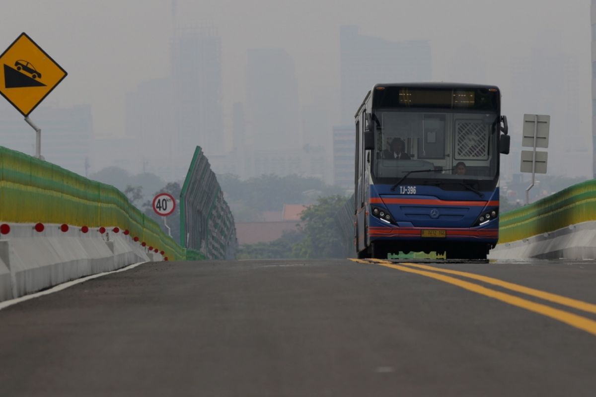 Bus transjakarta melintas di koridor 13 Cileduk - Tendean, Jakarta Selatan, Senin (14/8/2017). Layanan transjakarta koridor 13 mulai beroperasi hari ini, meskipun beberapa halte di koridor tersebut masih belum bisa difungsikan. 