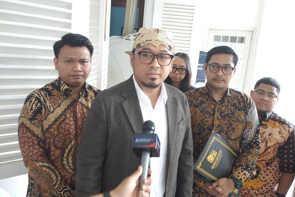 Reza Pramadia, kuasa hukum ibu asal Kabupaten Kuningan yang kehilangan bayinya dalam kandungan karena dugaan kelalaian petugas Rumah Sakit Linggajati sebelum bertemu dengan Gubernur Jabar Dedi Mulyadi di Gedung Pakuan, Kota Bandung, Senin (14/7/2025).