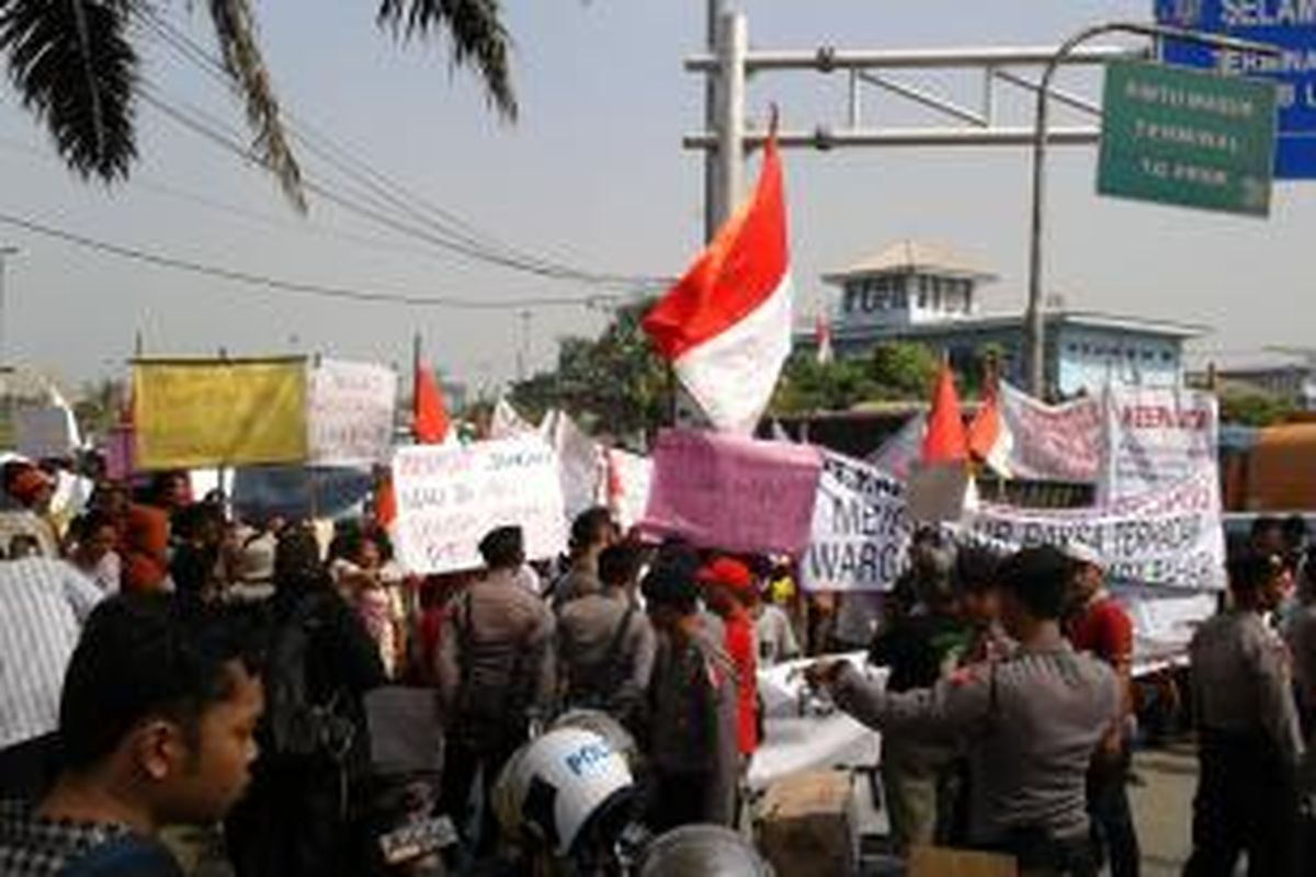 Demo warga Muara Bahari terhadap perintah penggusuran oleh PT KAI, Kamis (17/4/2014).