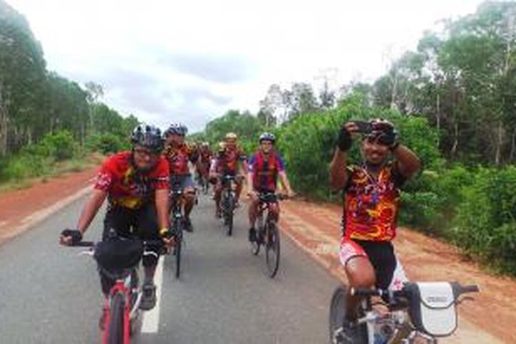 Para peserta Jelajah Sepeda Papua melintasi Taman Nasional Wasur, Minggu (7/6/2015)