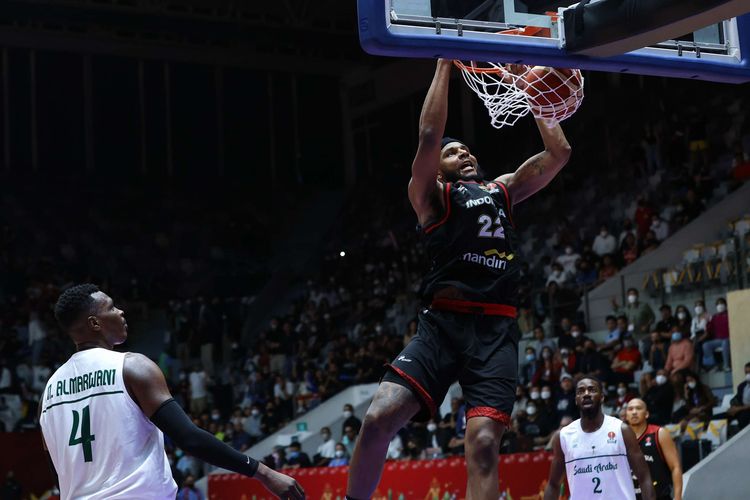 Aksi pemain timnas basket Indonesia, Marques Bolden saat laga melawan Arab Saudi dalam FIBA Asia Cup 2022 di Istora Senayan Jakarta, Selasa (12/7/2022).  Timnas basket Indonesia menang telak 80-54 atas Arab Saudi pada laga pertama Grup A FIBA Asia Cup 2022.