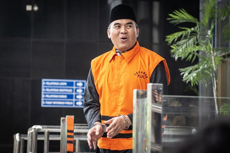 Bupati nonaktif Jepara Ahmad Marzuki bersiap menjalani pemeriksaan, di Gedung KPK, Jakarta, Senin (27/5/2019). Ahmad Marzuki diperiksa sebagai tersangka atas dugaan suap terkait putusan praperadilan  kasus dugaan korupsi penggunaan dana bantuan partai politik di Pengadilan Negeri Semarang. ANTARA FOTO/Aprillio Akbar/ama.