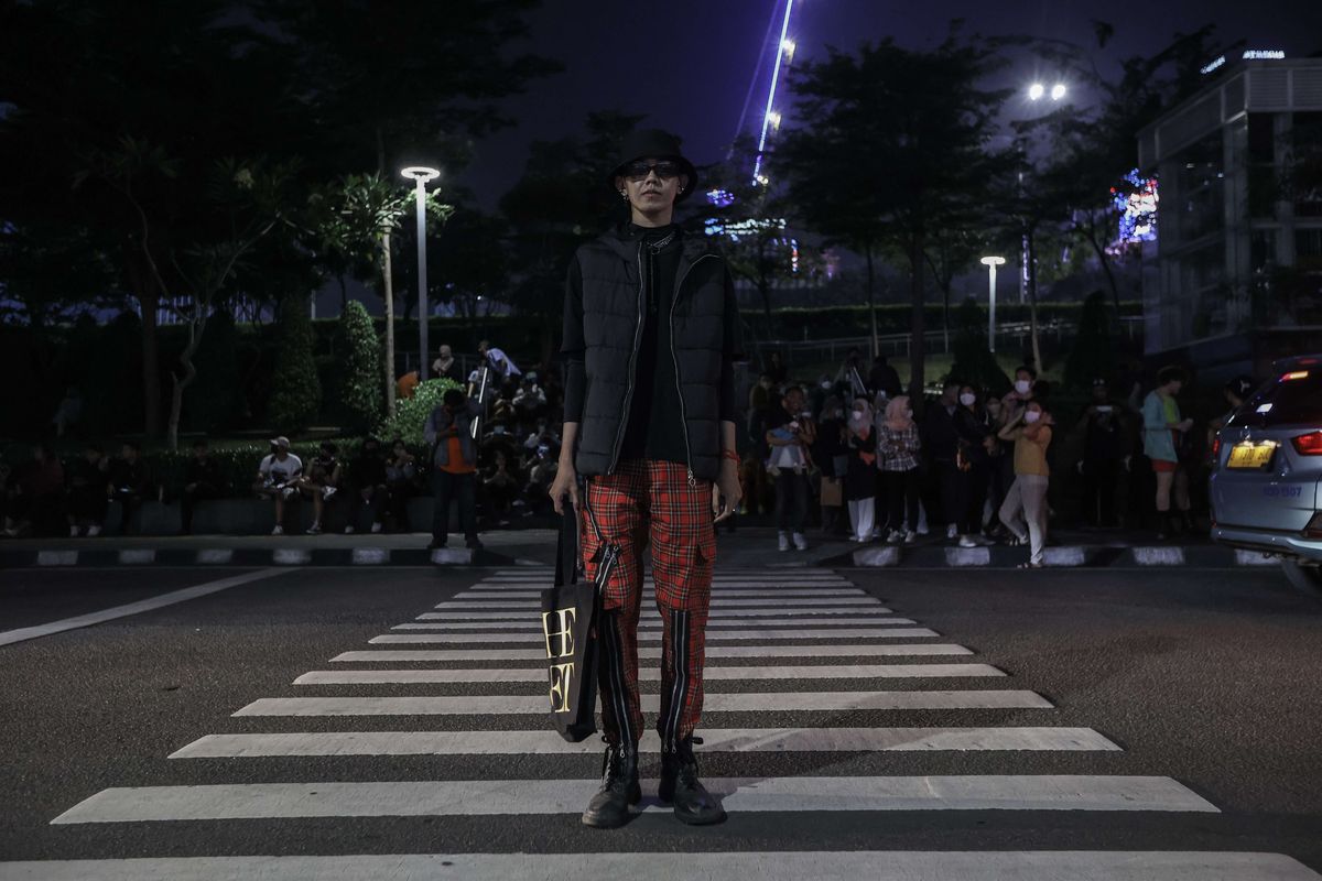 Faisal Acill asal Kalibata berpose di kawasan Dukuh Atas, Jakarta, Selasa (19/7/2022).  Fenomena Citayam Fashion Week di kawasan Dukuh Atas mendadak viral karena gaya busana nyentik yang didominasi anak muda dari Depok, Citayam, dan Bojonggede.