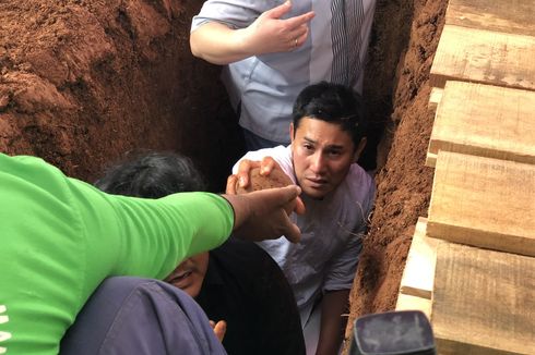 Duka Vino G Bastian, Berderai Air Mata hingga Turun ke Liang Lahat Kuburkan Sang Bunda