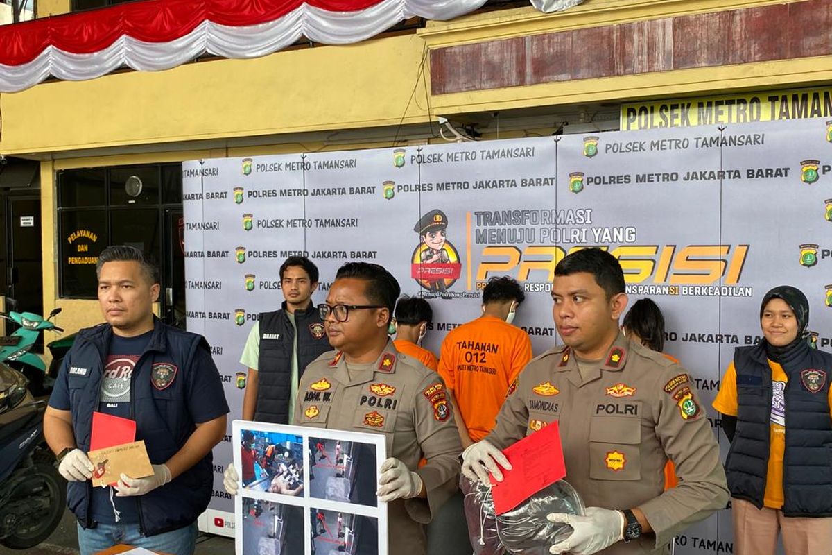 Pelaku pengeroyokan pria hingga tewas ditampilkan dalam konferensi pers di Mapolsek Metro Tamansari, Jakarta Barat, Jumat (11/8/2023). 