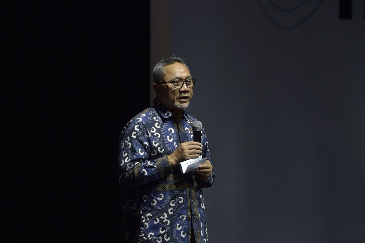 Menteri Perdagangan (Mendag) Zulkifli Hasan (Zulhas) dalam acara peragaan busana Jakarta Muslim Fashion Week (JMFW) 2024 di Tangerang, Banten, Sabtu, (21/10/2023). 

