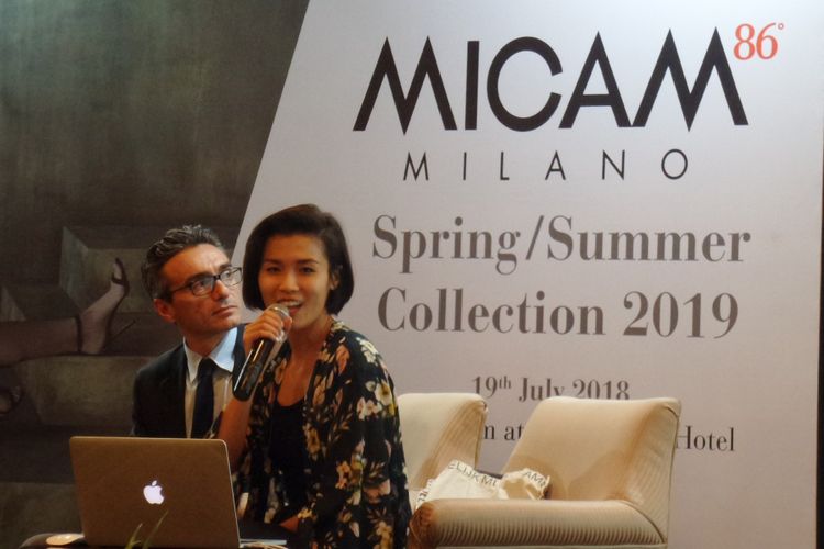 WGSN Tren Expert Jess Tang saat membawakan presentasi tren alas kaki spring/summer 2019 MICAM Milano di Shangri-La Hotel, Jakarta, Kamis (19/7/2018).