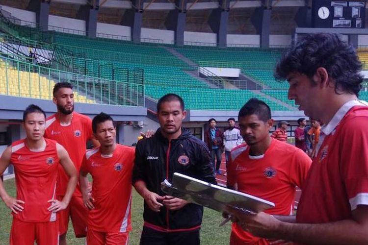 Para pemain Persija Jakarta, termasuk Ismed Sofyan (3 dari kiri) dan Bambang Pamungkas (2 dari kanan), mendengarkan instruksi pelatih Teco saat uji coba Stadion Patriot jelang laga kontra Barito Putera, Jumat (21/4/2017). 
