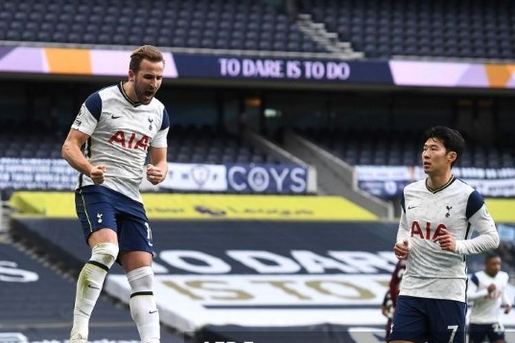 Striker Tottenham Hostpur, Harry Kane, merayakan gol bersama Son Heung-min usai membobol gawang Leeds United dalam laga Premier League di Tottenham Hotspur Stadium pada 2 Januari 2021. 