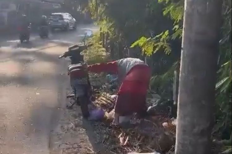 Beredar video seorang pria diminta mengambil lagi sampah yang dibuang di pinggir jalan, Kabupaten Sleman. 
