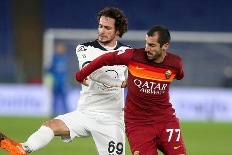 Luca Vignali (kiri) berduel dengan Henrikh Mkhitaryan (kanan) pada laga AS Roma vs Spezia di 16 besar Coppa Italia, Rabu (20/1/2021) dini hari WIB.